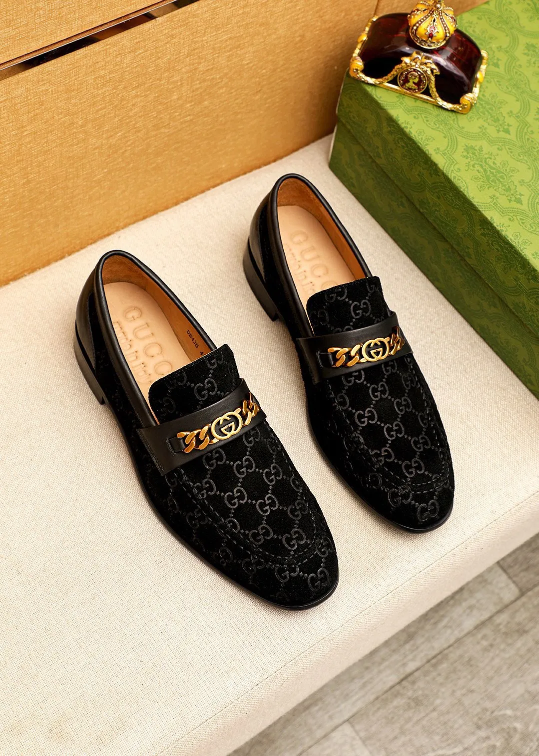Men's shoes 💰460 💐 Product trademark: GUCCI "Gucci" casual leather shoes Regular size: 38-44 (45.46.47🉑️Customized) Product materials: Selected imported first-layer frosted calfskin embossed upper + classic hardware buckle, imported cowhide leather lining. Strong three-dimensional visual effect, combined outsole Color: 1⃣️color optional